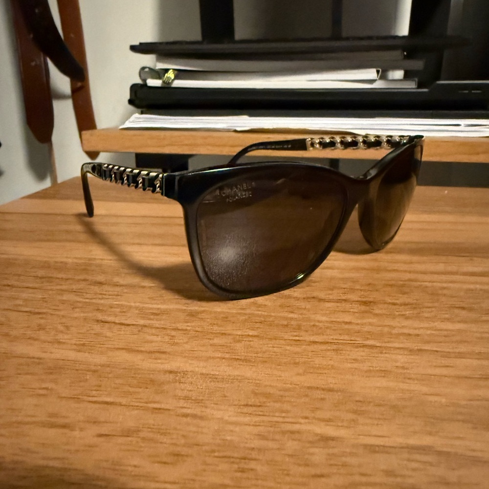 Black chain Chanel sunglass